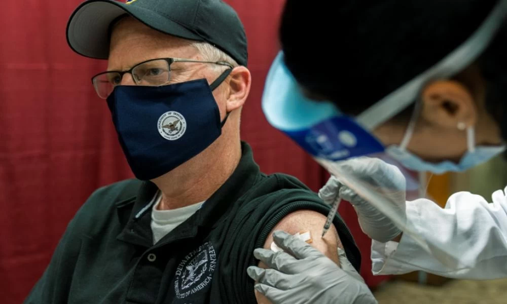 Κορονοϊός: Ο υπουργός Άμυνας του Μπάιντεν εμβολιάστηκε μπροστά στην κάμερα